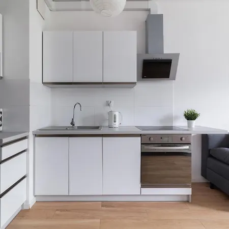 - Aparts Konstruktorska Apartman Varsó