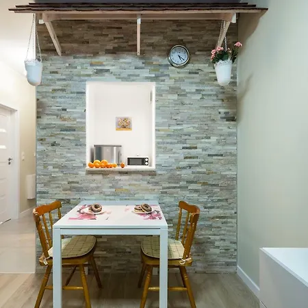 - Aparts Konstruktorska Apartman *